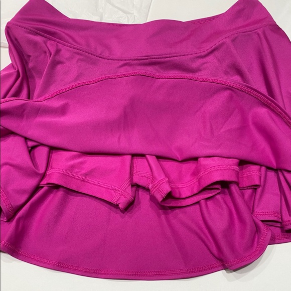 New nike skirt with short - Picture 3 of 5